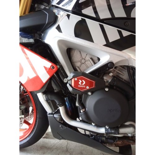 Padací slidery SL01 Aprilia Tuono V4 R / 1100 Factory - Barva krytek: Červený eloxovaný hliník, Barva sliderů: Černý polyamid