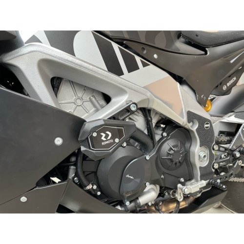 Padací slidery SL01 Aprilia Tuono V4 R / 1100 Factory - Barva krytek: Červený eloxovaný hliník, Barva sliderů: Černý polyamid