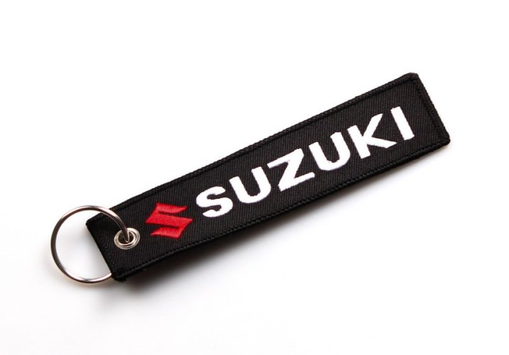 Textilní klíčenka Suzuki